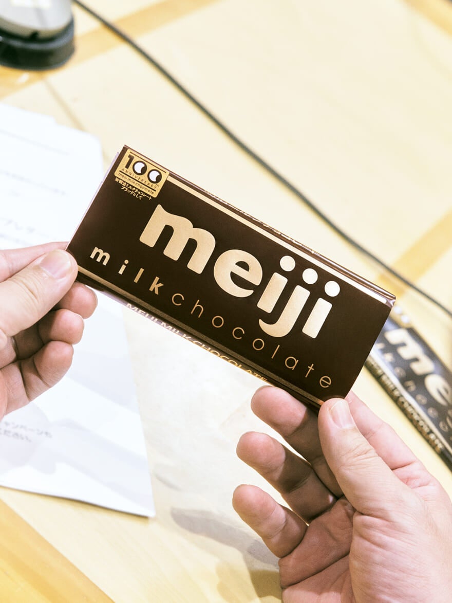 佐久間さんが手にした明治ミルクチョコレート
