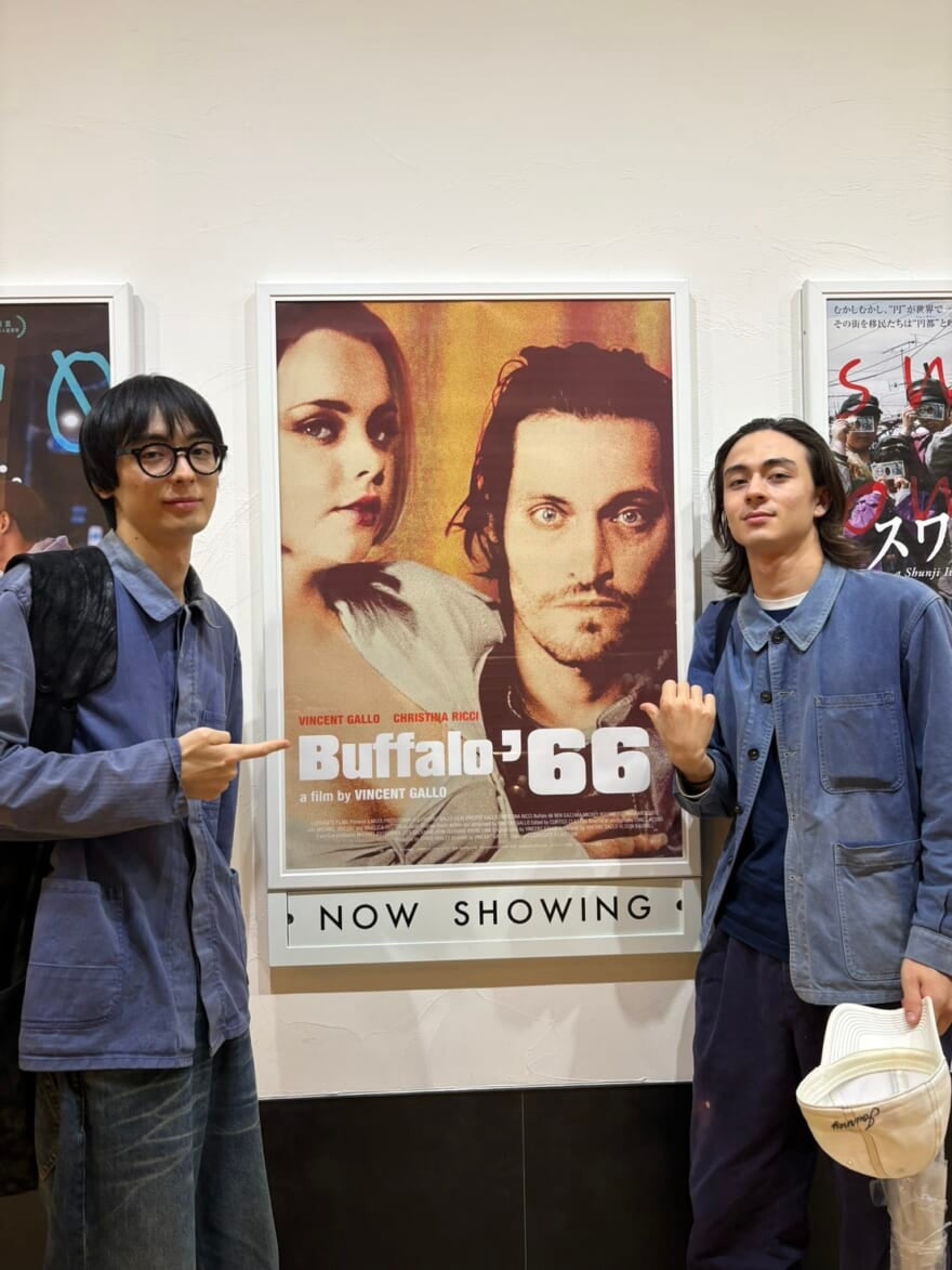 バッファロー'66のポスター前に立つ海谷と松岡