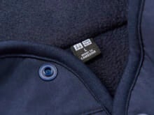 【ユニクロの裏名品】誕生から30年以上。UNIQLOの代名詞“フリース”は、クールなプルオーバー＆ネイビーで大人っぽく／フリースボタンナッププルオーバー
