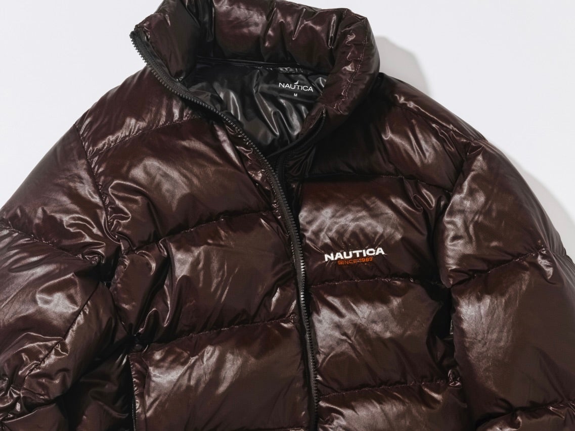 「ノーティカ（NAUTICA）」の新作は光沢のある撥水生地で存在感抜群。2000年代のアーカイブをモチーフにしたダウンジャケットが2型リリース！