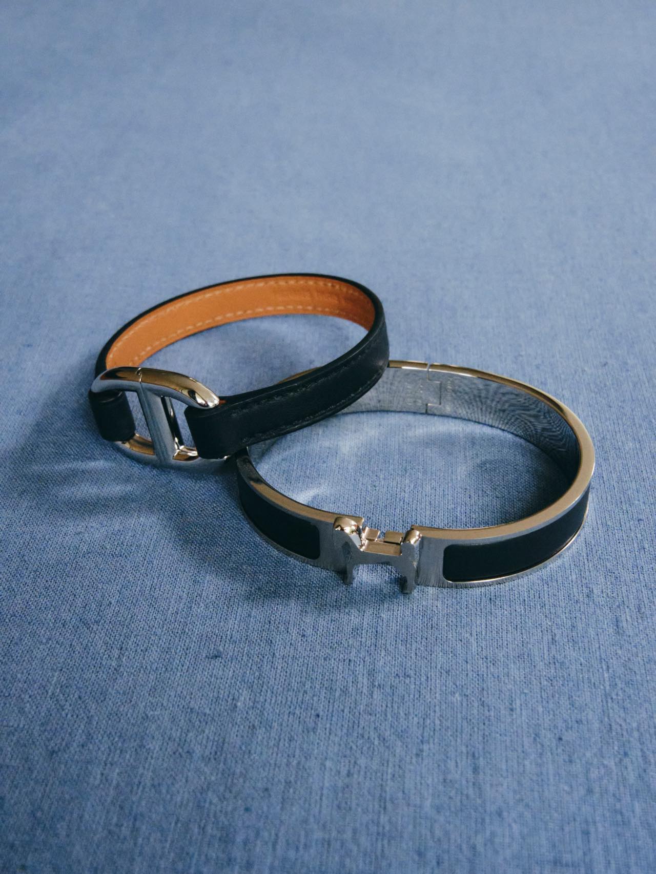 エルメスのメンズ向けレザーブレスレットとバングル